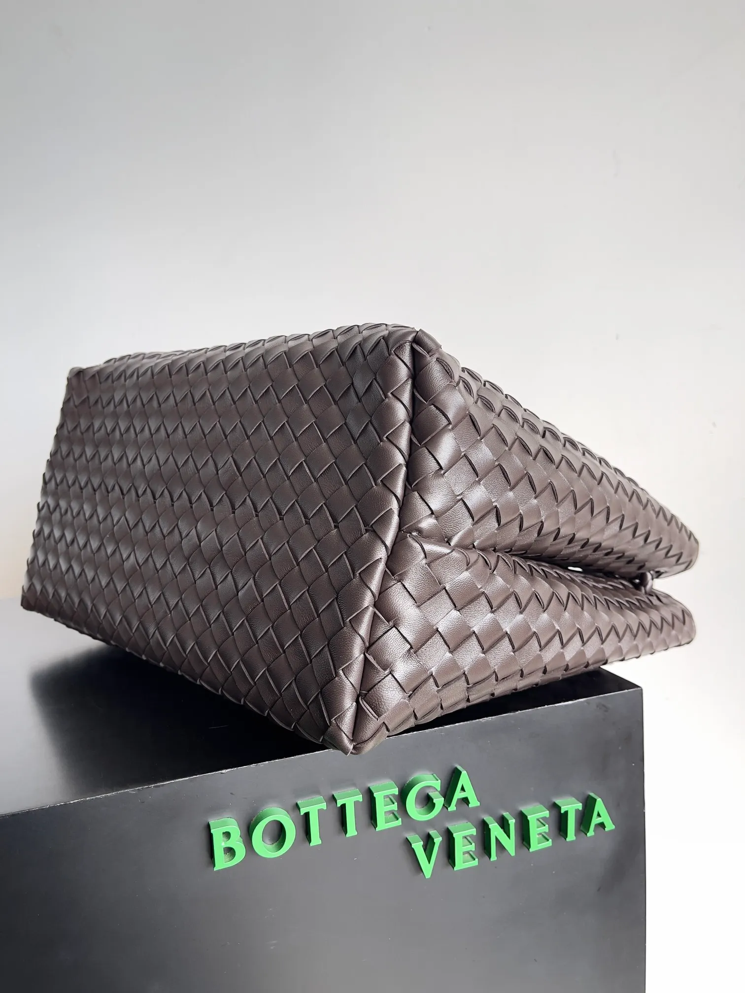Batch 3760 Recently, the same style of bag that celebrities love is both high-end and practical. Michelle Yeoh, Kim Namjoon, Jing Boran, Tong Liya, Sun Qian, Wu Qianyu, Du Juan, Ma Yili and Bai Baihe are all carrying Bottega Veneta summer series Andiamo handbags. Andiamo has a simple structure and rounded lines. The whole piece is made of Nappa leather. It is comfortable, soft and dynamic. It adds interest to daily life and can be easily matched with various styles. Andiamo handbags are available in three sizes: small, medium and large. There are many colors to choose from, which can meet different needs. You can really carry it whether it is daily or attending events. Style number: 743575 Size: 45*22*34 including handle height 44cm